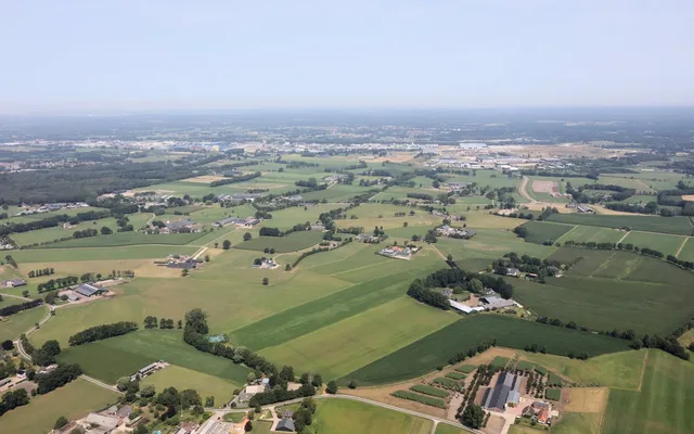 Luchtfoto van agrarische erven en boerderijen in het Brabantse buitengebied